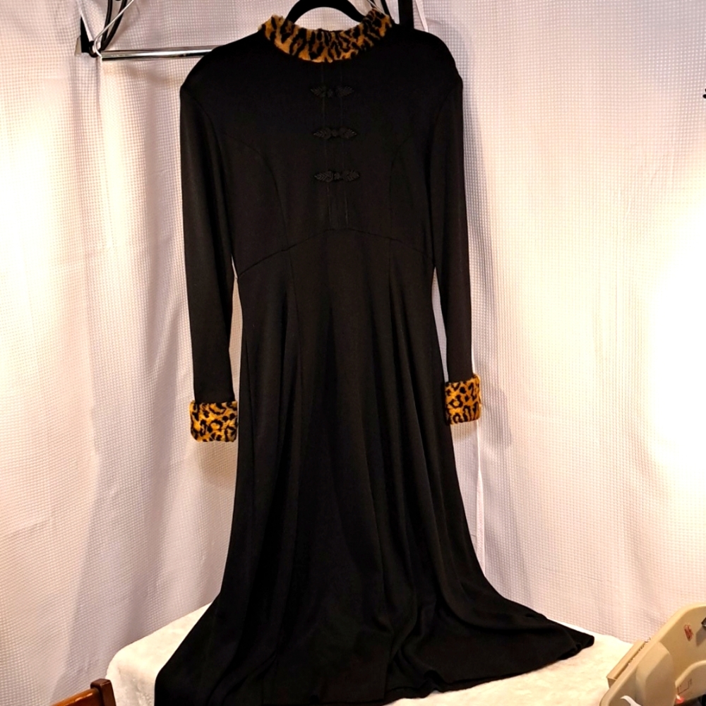 Vintage Expo Woman's Pleated Dress with Faux Fur Collar